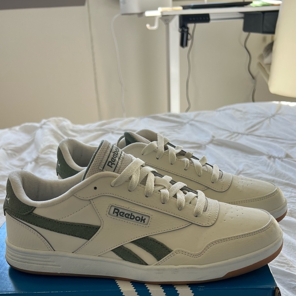 Reeboks men/women sneakers
